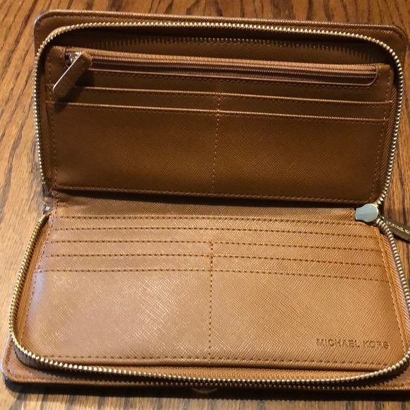 Michael Kors Wallet - Picture 3 of 4